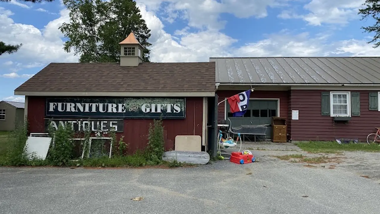 Consignment store in Bradford, Vermont: In Season