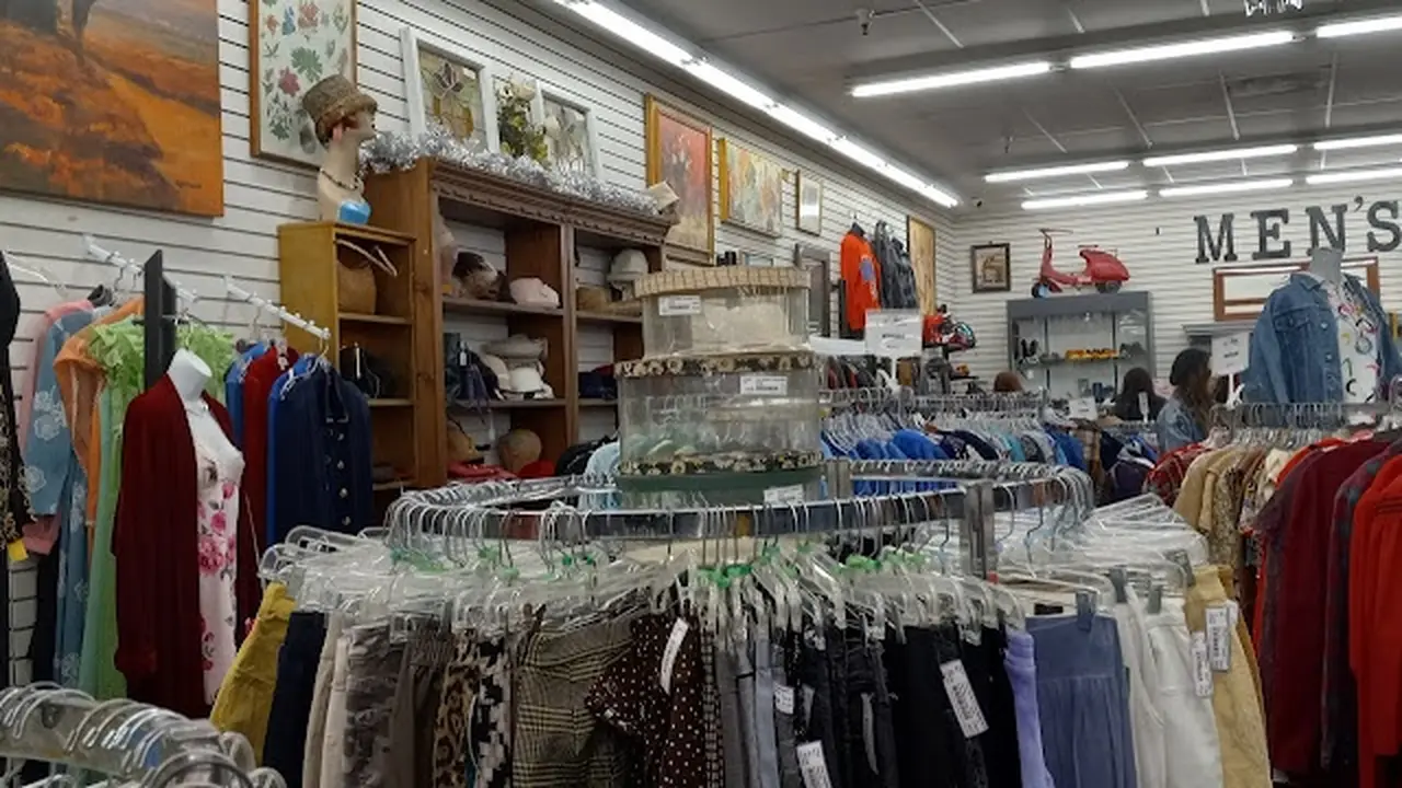 Consignment store in Bakersfield, California: In Your Wildest Dreams Consignments