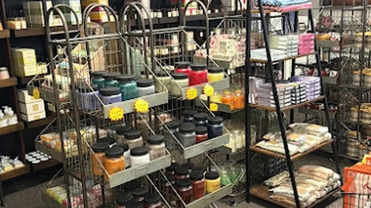 Consignment store in Green Bay, Wisconsin: Interior Motives Resale & Consign