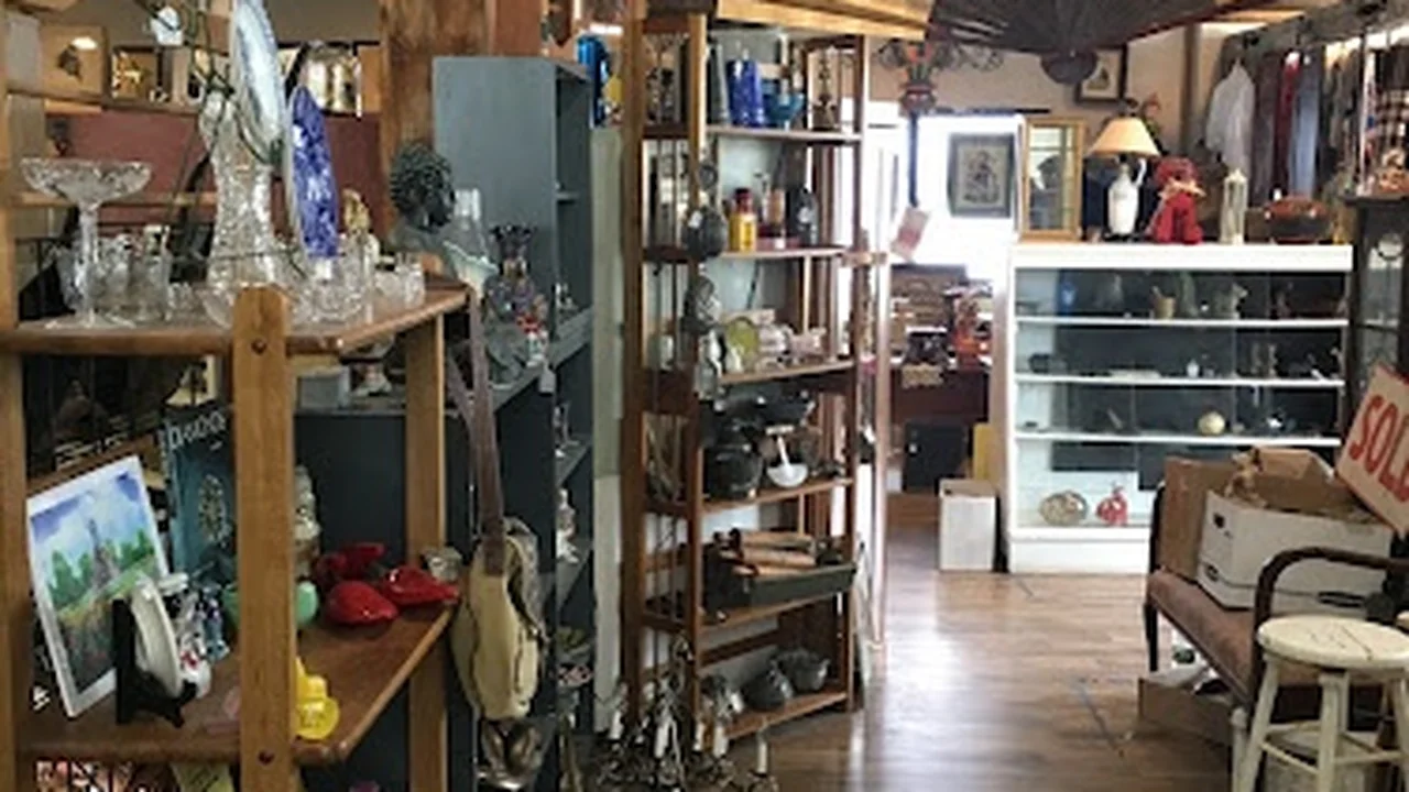 Consignment store in Bainbridge, New York: Iroquois Antiques & Collectables