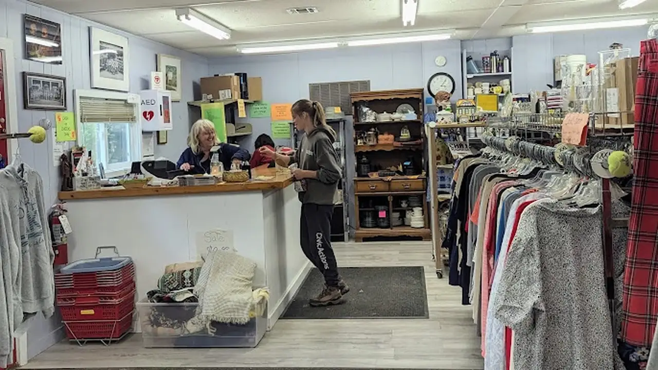 Consignment store in Beaver Island, Michigan: Island Treasures Resale Shop