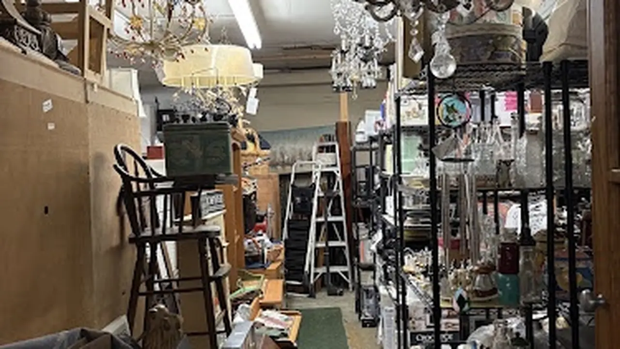 Consignment store in Venetia, Pennsylvania: It's New to Me Consignment Furniture and Accessories