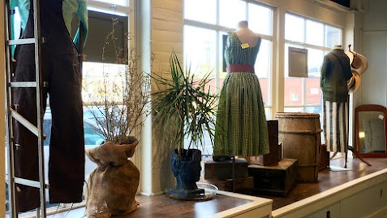 Consignment store in Bath, Maine: J'adore Consignment