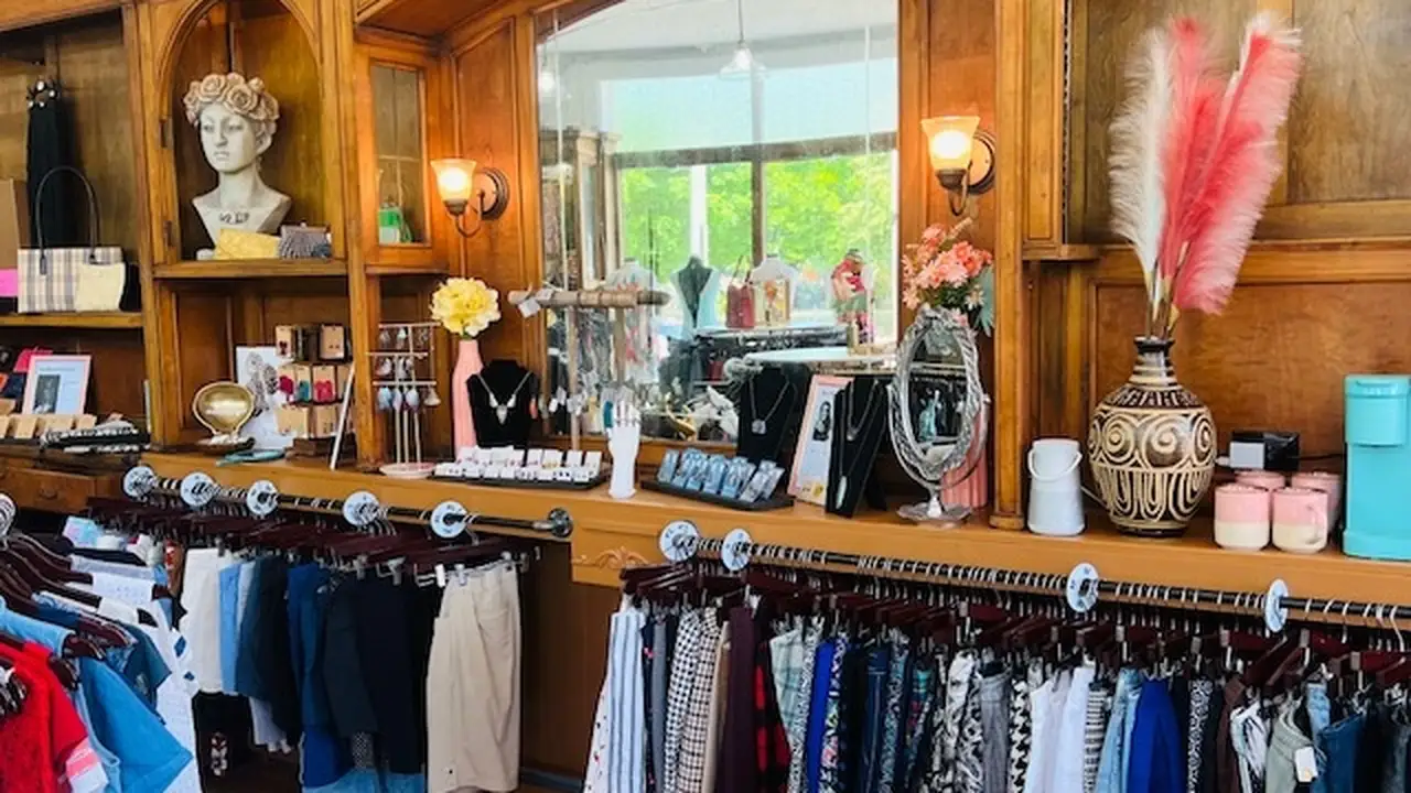 Consignment store in Rumford, Rhode Island: Jackie on Broadway