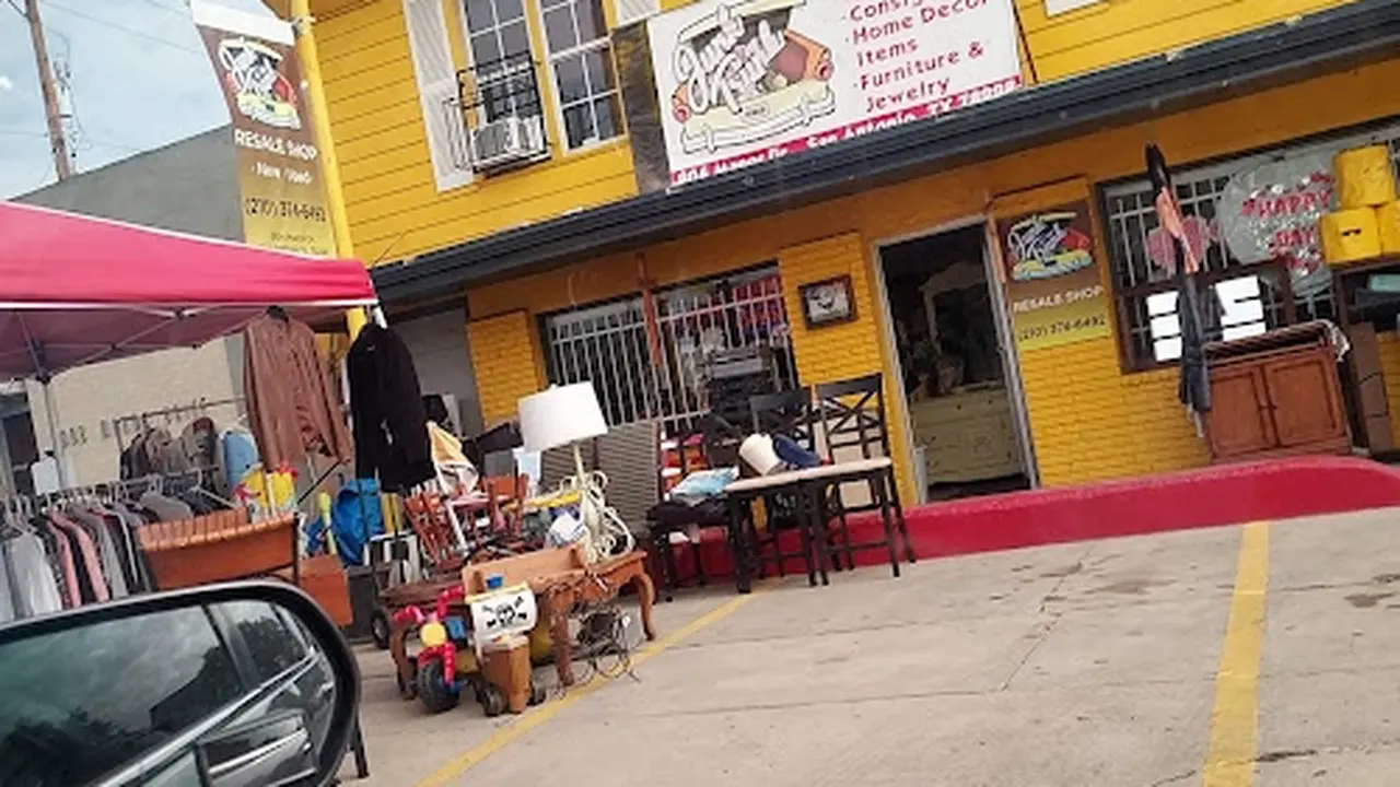 Consignment store in San Antonio, Texas: junk in my trunk