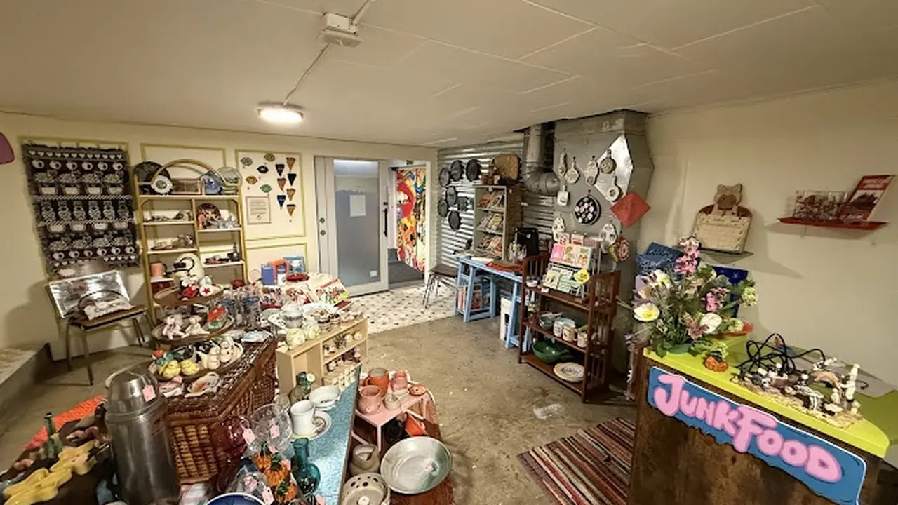 Consignment store in Portland, Oregon: JUNKFOOD
