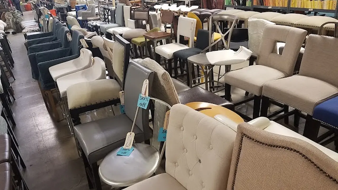 Consignment store in Costa Mesa, California: Just Like the Model