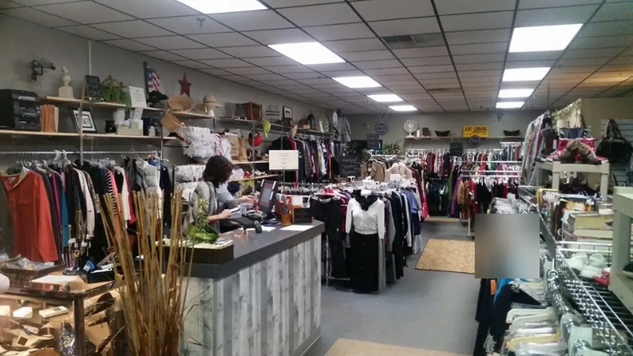Consignment store in Raynham, Massachusetts: Just Looking Consignment Shop