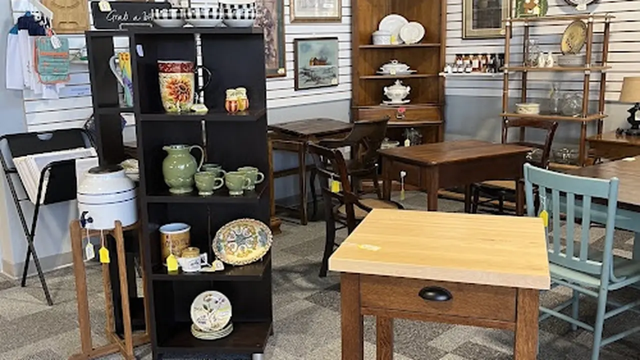 Consignment store in Weyers Cave, Virginia: Karis Home Consignments