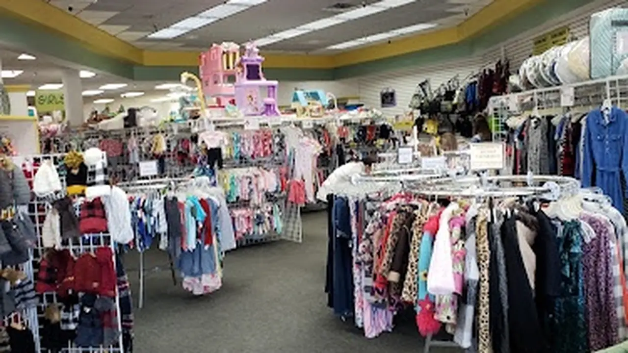 Consignment store in Clive, Iowa: Kidding Around
