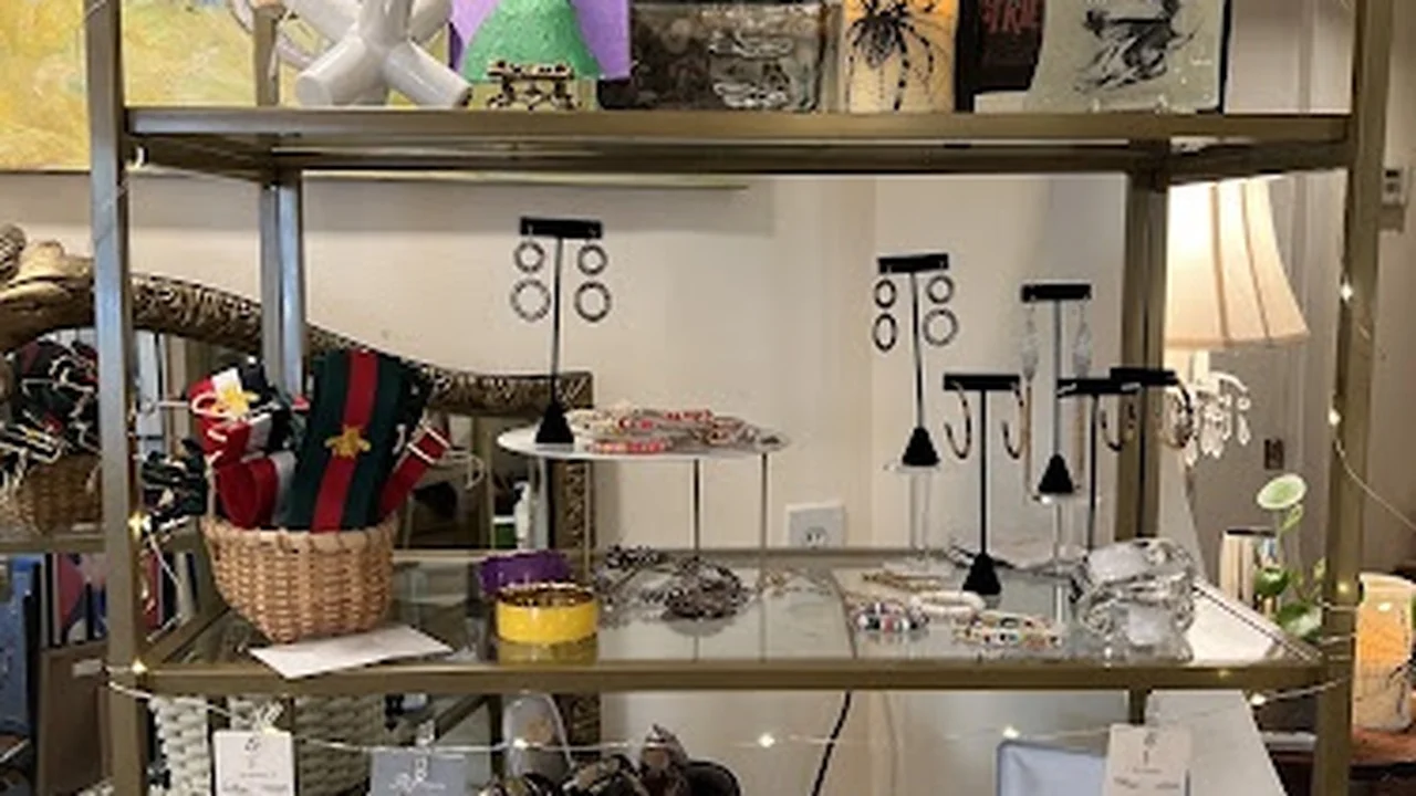 Consignment store in Pound Ridge, New York: Knack of all trades.com / The KnaCk Shoppe