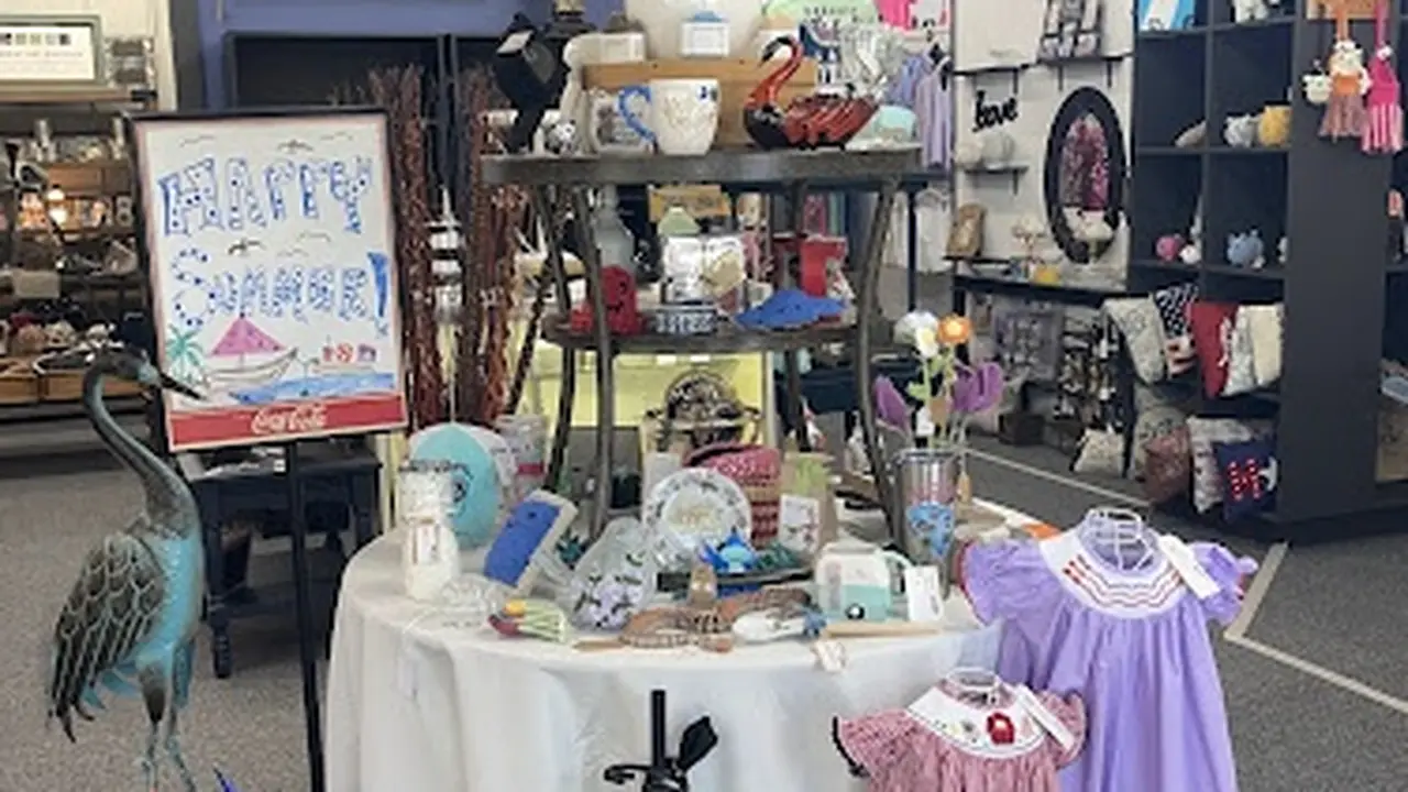 Consignment store in Irmo, South Carolina: Knick Knacks & More