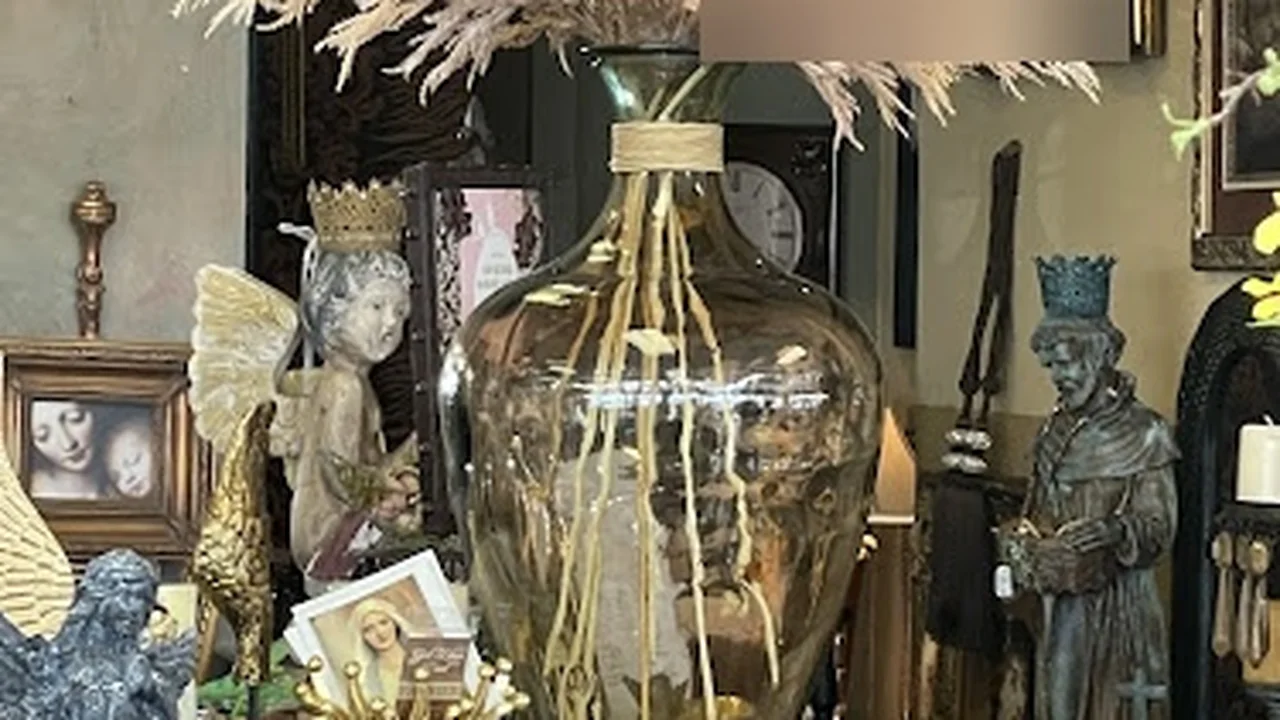 Consignment store in Albuquerque, New Mexico: La Casa Bella