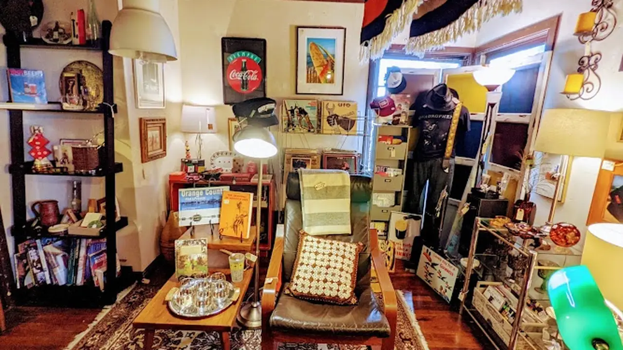 Consignment store in San Clemente, California: La Casa Verde de Granada