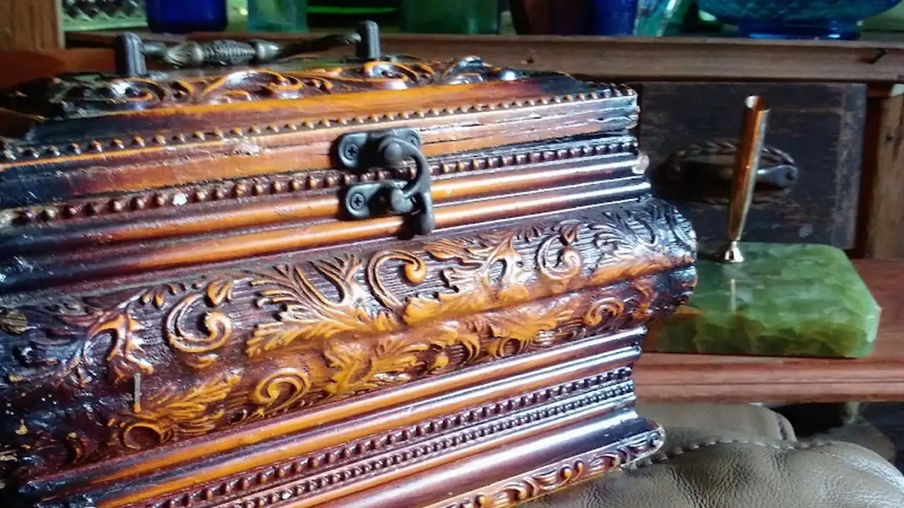 Consignment store in Guntown, Mississippi: La Chic Chateau