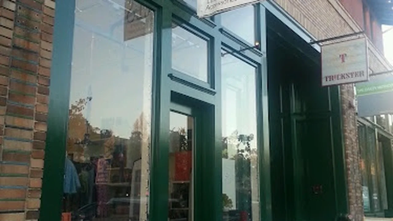 Consignment store in Berkeley, California: Labels Luxury Consignment