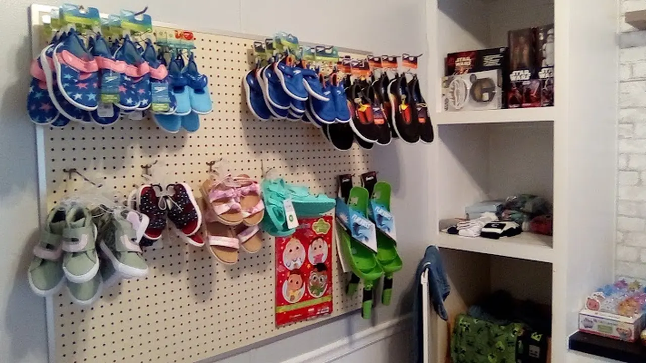 Consignment store in New London, North Carolina: Lake Life Consignments and Gifts