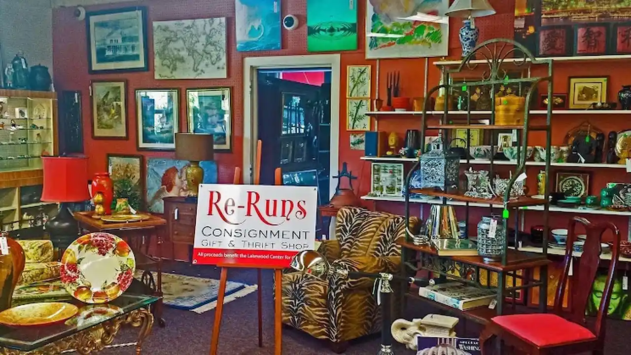 Consignment store in Lake Oswego, Oregon: Lakewood Center Associates/Re-Runs