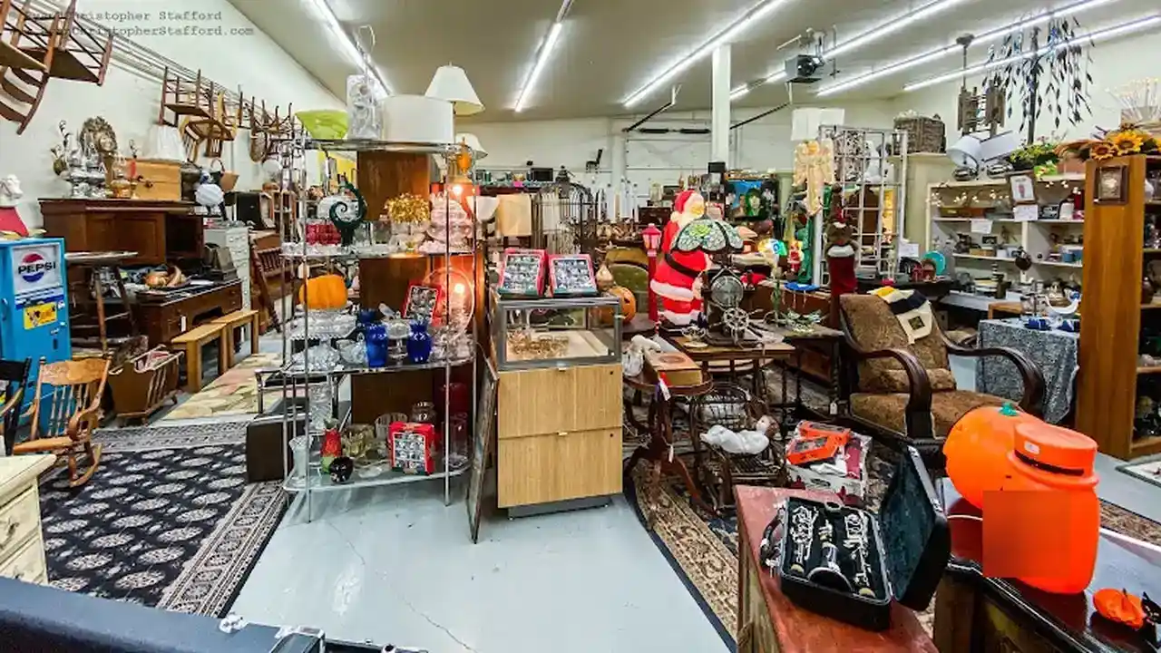 Consignment store in Anchorage, Alaska: Lazy Dog Antiques & Collectibles