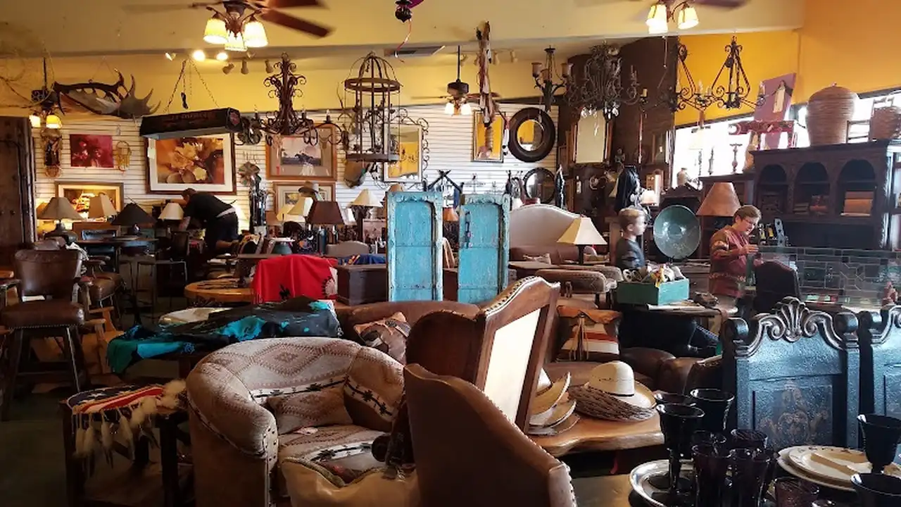 Consignment store in Cave Creek, Arizona: Lazy Lizard