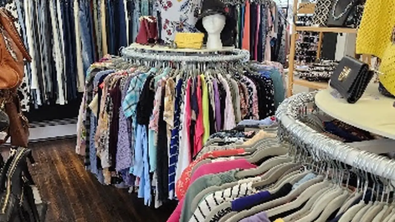 Consignment store in East Hampton, Connecticut: Le Chic Boutique