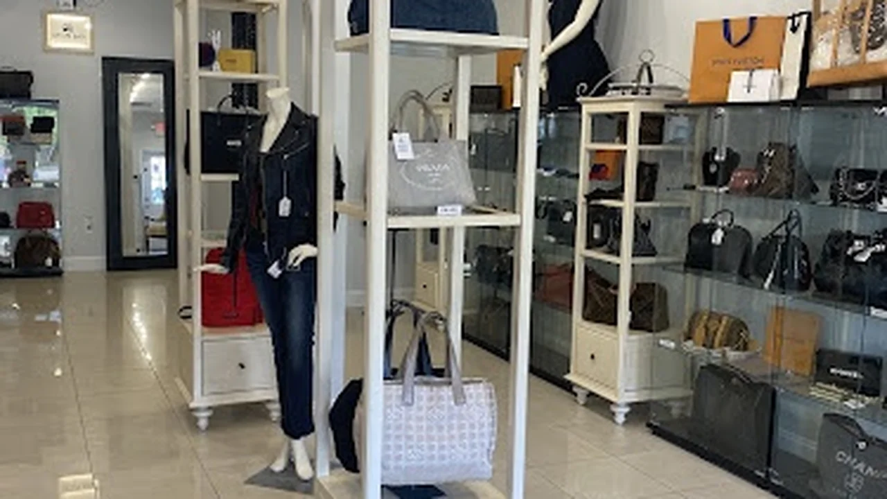 Consignment store in Greenville, Delaware: Le Lux Bag