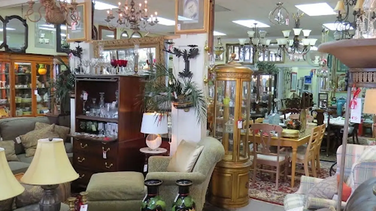 Consignment store in Morehead City, North Carolina: Le Rouge tete
