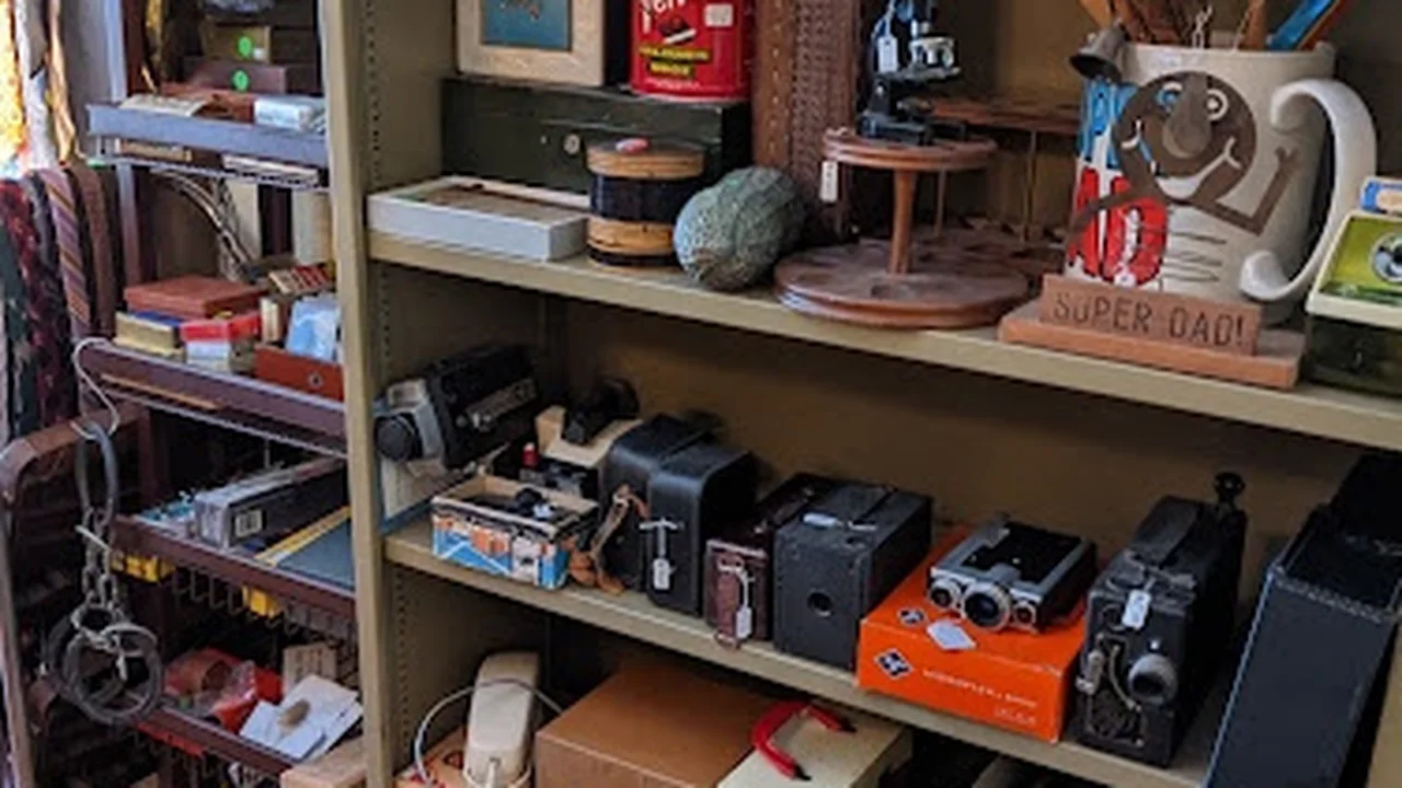 Consignment store in Long Beach, California: Leslie's Antiques & Consignment Store