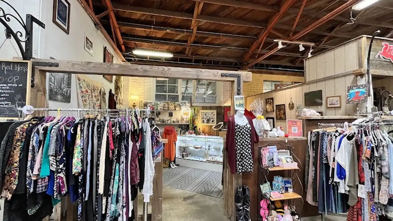 Consignment store in Julian, California: Lil Red Hen's Co-Op