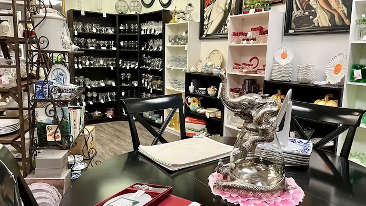 Consignment store in Lewisville, Texas: Lisa's Resale Gone Upscale