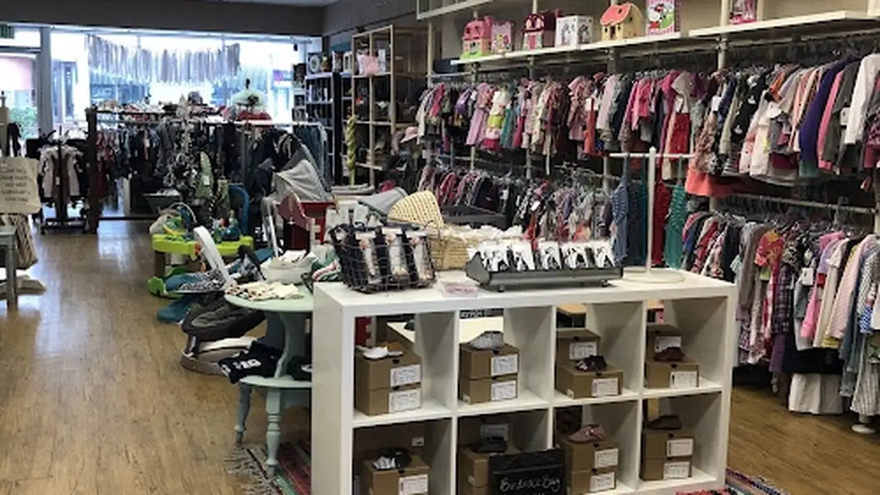 Consignment store in Ventura, California: Little Bird