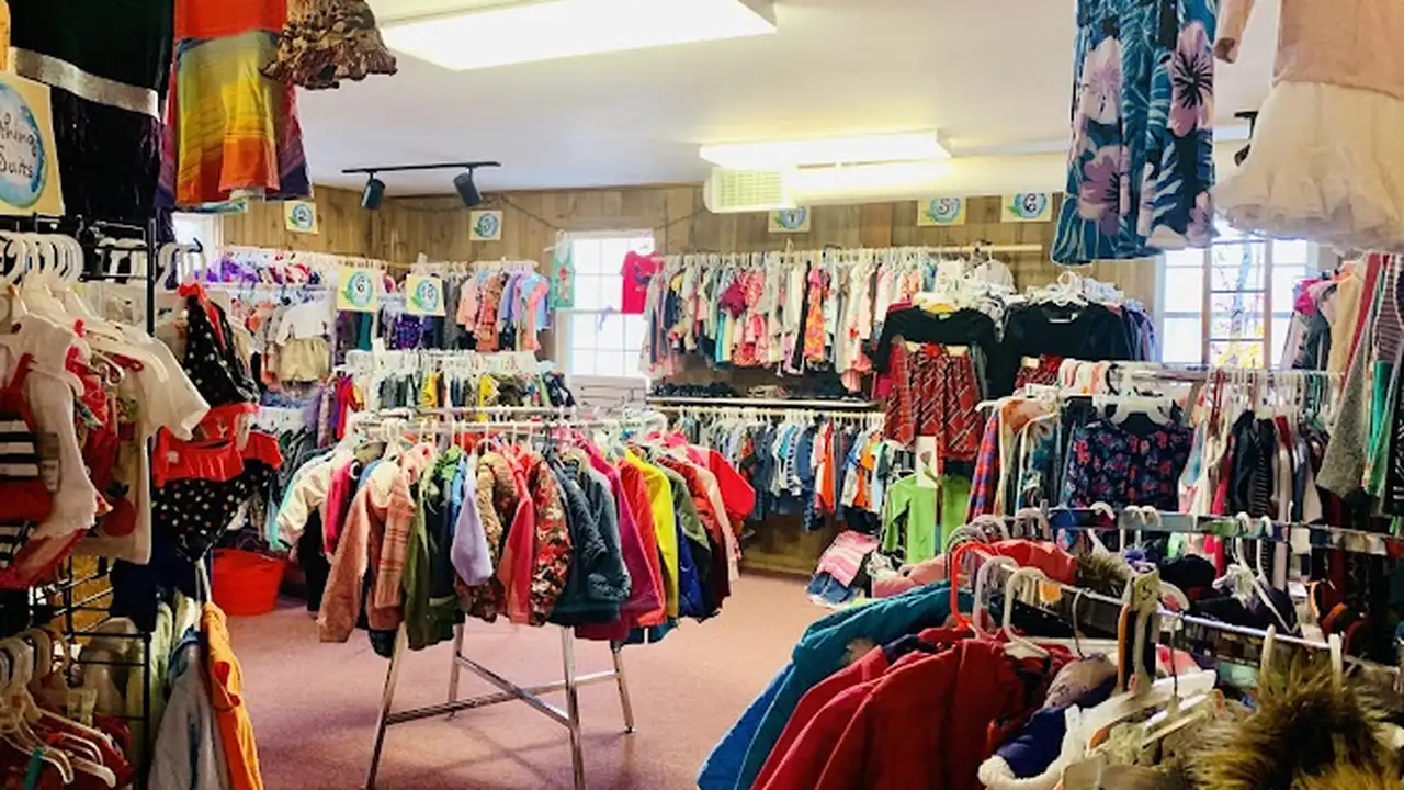Consignment store in Bethel, Maine: Little Bits