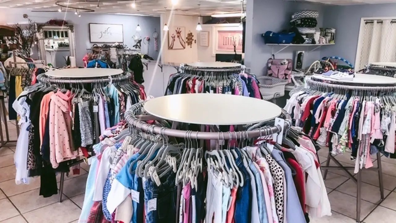 Consignment store in Lake Oswego, Oregon: Little Roo's Childrens Upscale Resale