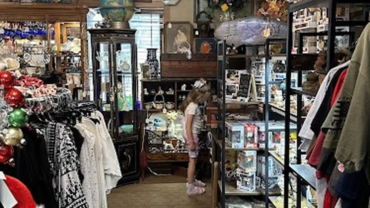 Consignment store in Big Bear, California: Lodge Podge
