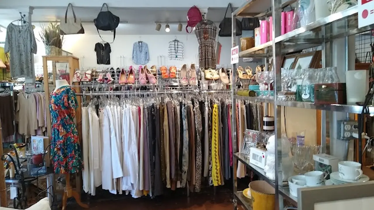 Consignment store in St Helena, California: Lolo's Consignment