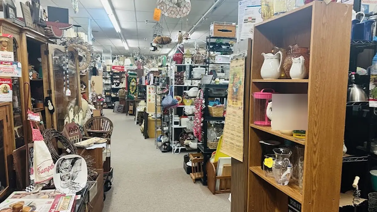 Consignment store in Clarksburg, West Virginia: Looking Glass Consignment