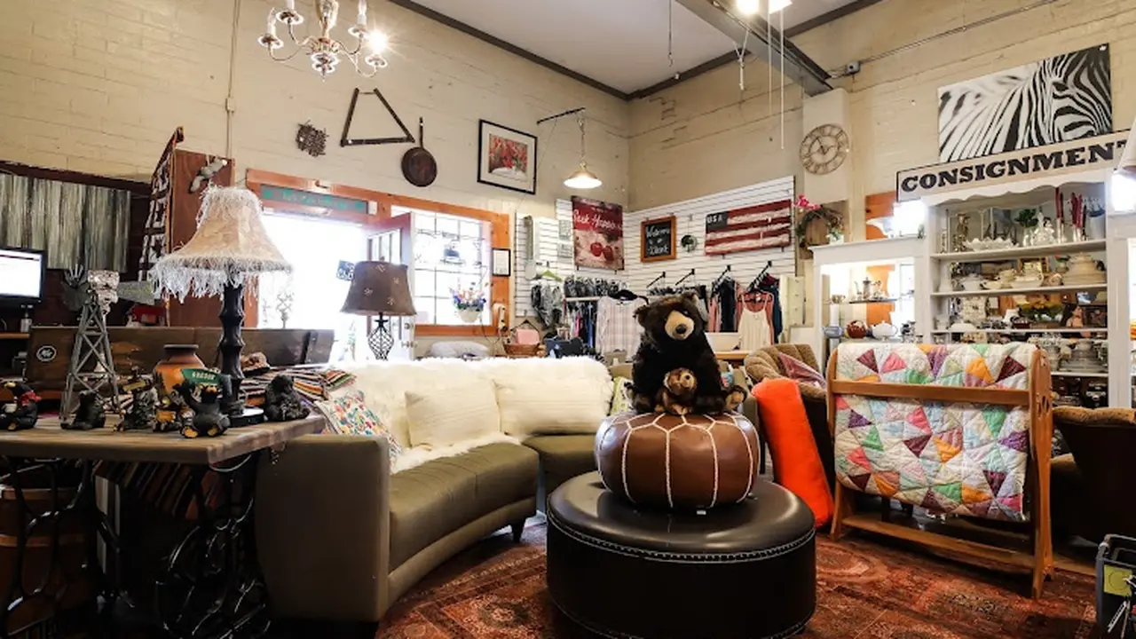 Consignment store in Murphys, California: Lore & Loom Consignment