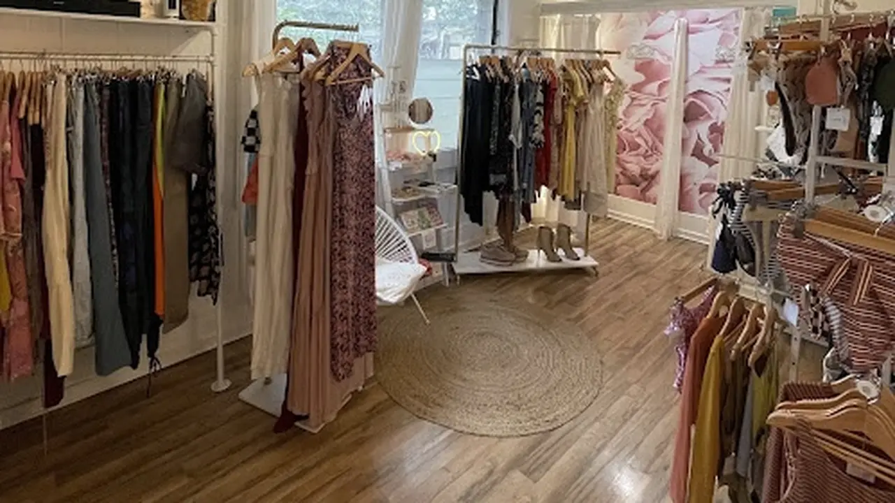 Consignment store in Paia, Hawaii: loveup boutique UPSTAIRS