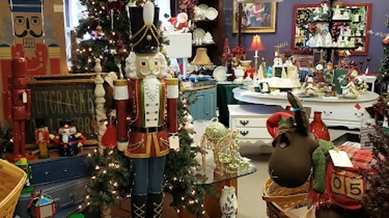 Consignment store in O'Fallon, Illinois: Luckenbooth Consignment Gallery