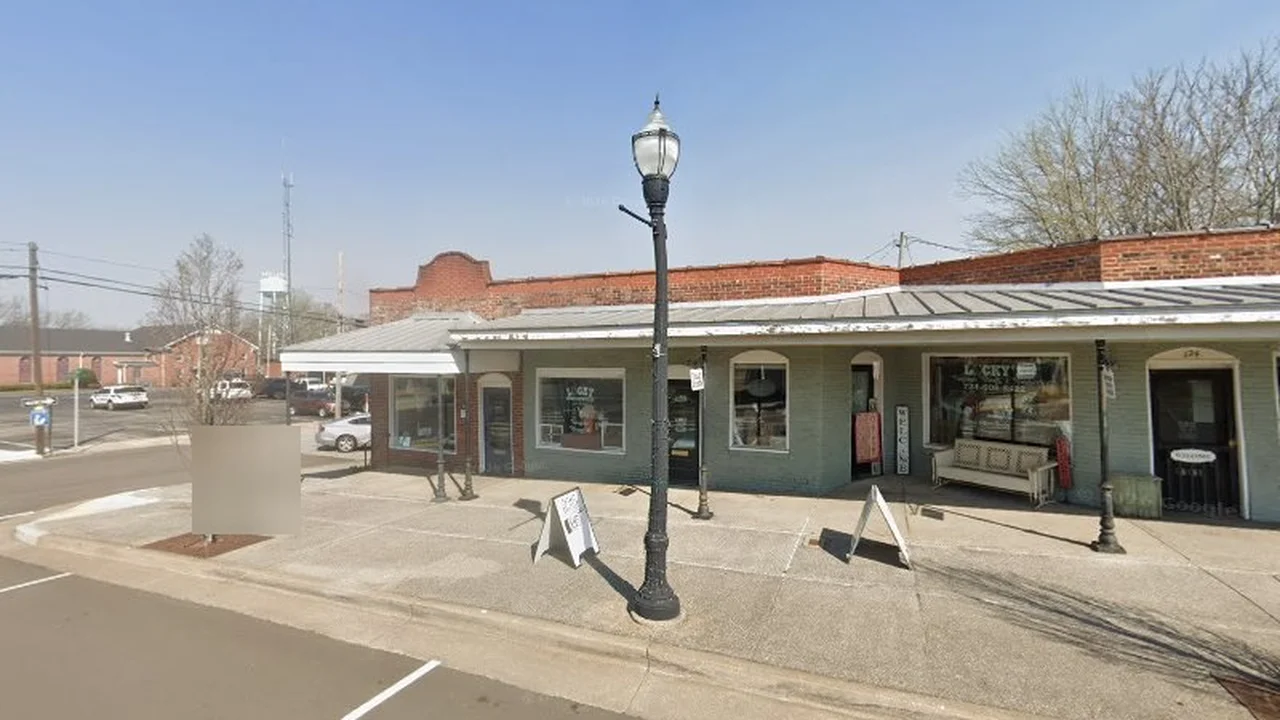 Consignment store in Bolivar, Tennessee: Lucky Consignments And Store