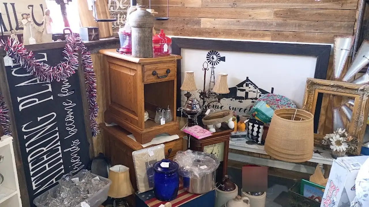 Consignment store in Hubbard, Texas: Lucky Finds Resale Shop