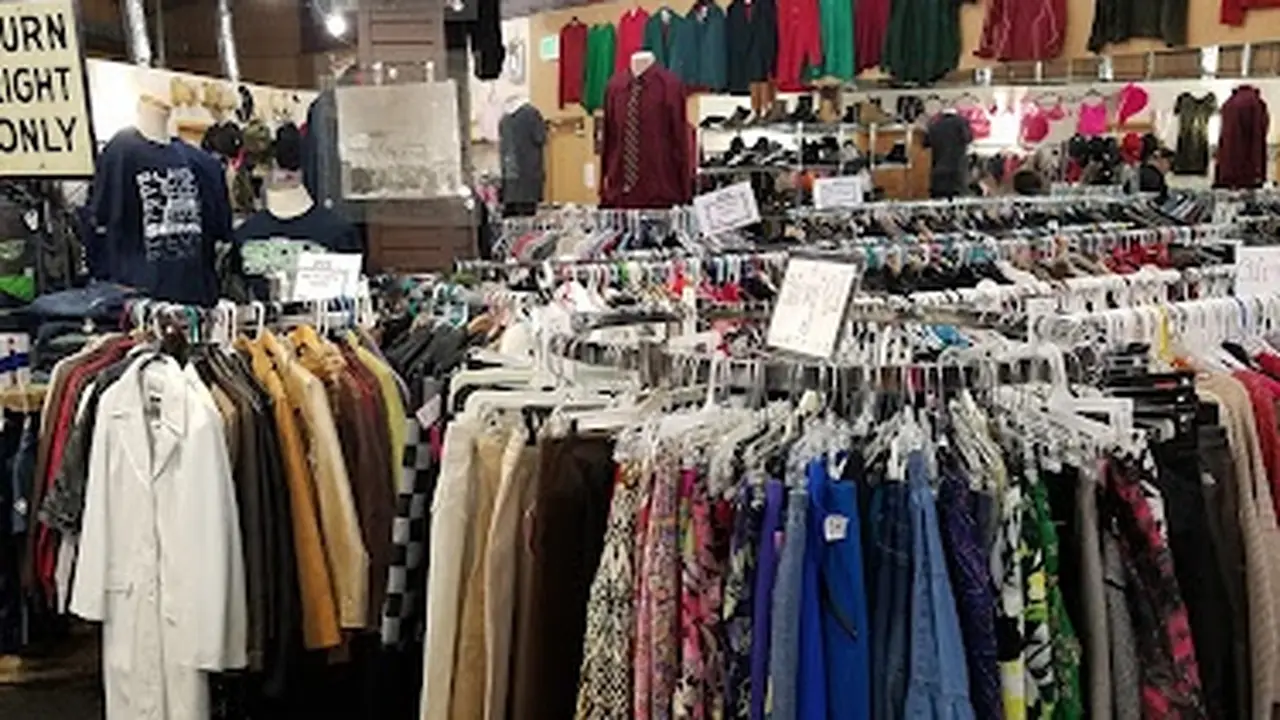 Consignment store in Silverdale, Washington: Lucky Star & Curvy Q.T. Consignment Clothing Silverdale