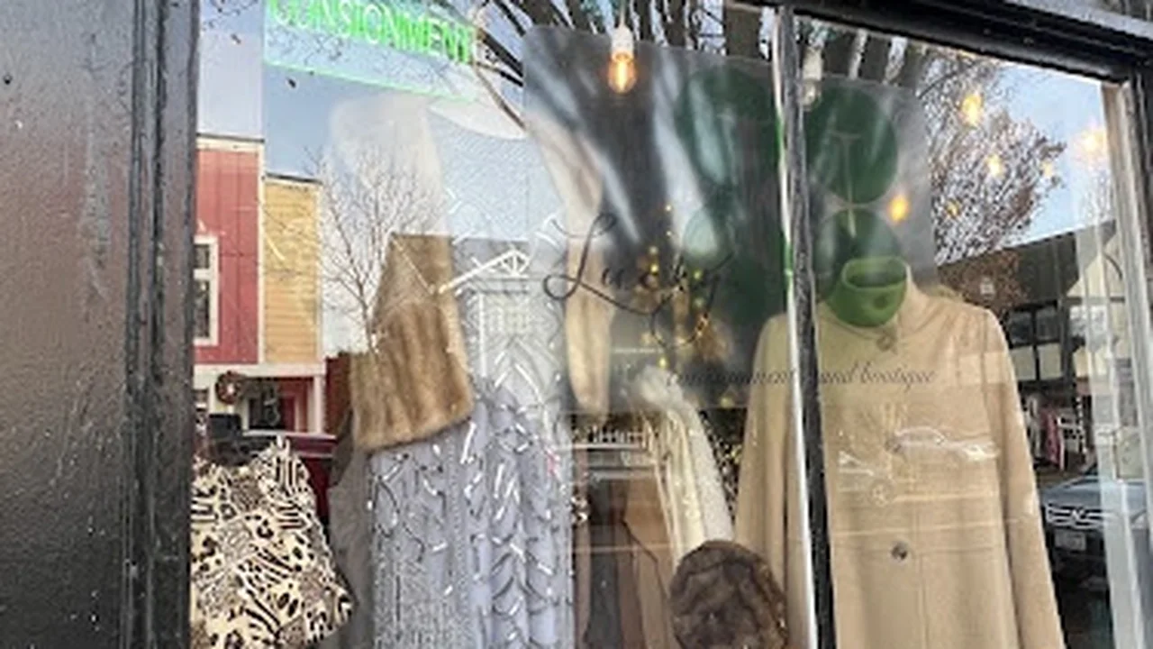 Consignment store in Burien, Washington: Lucky U Consignment Boutique