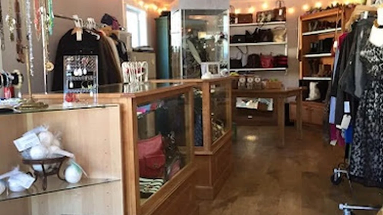 Consignment store in North Smithfield, Rhode Island: Lulu's Krazy Daisy Fashion Consignment