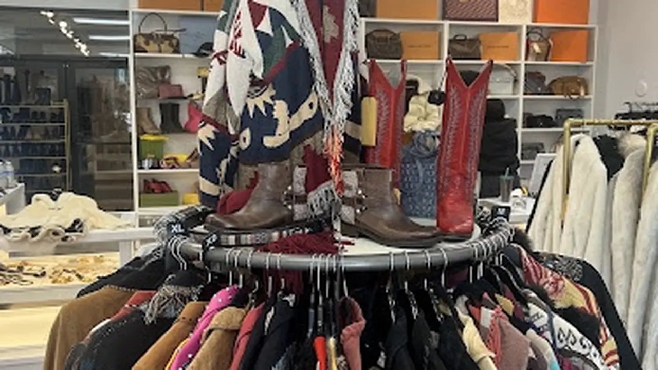 Consignment store in Edwards, Colorado: LUVLUX Riverwalk