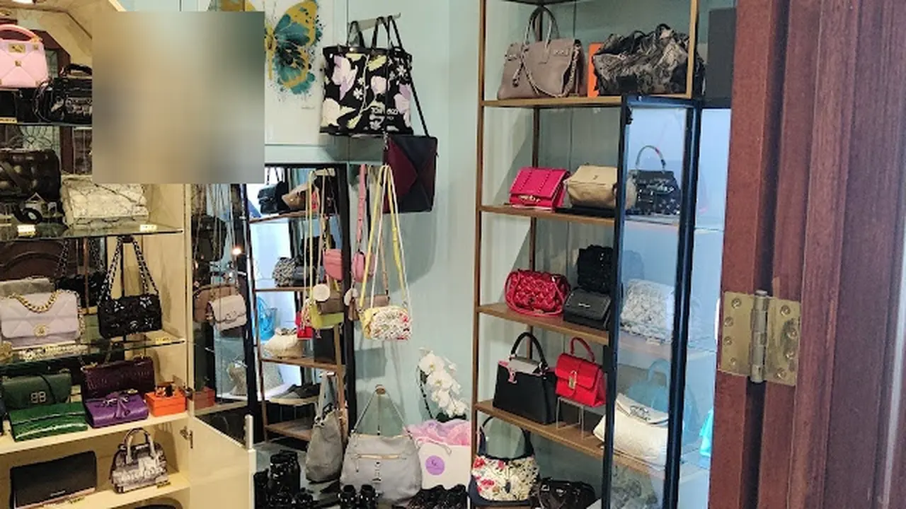 Consignment store in Newport Beach, California: Luxsecondsnob