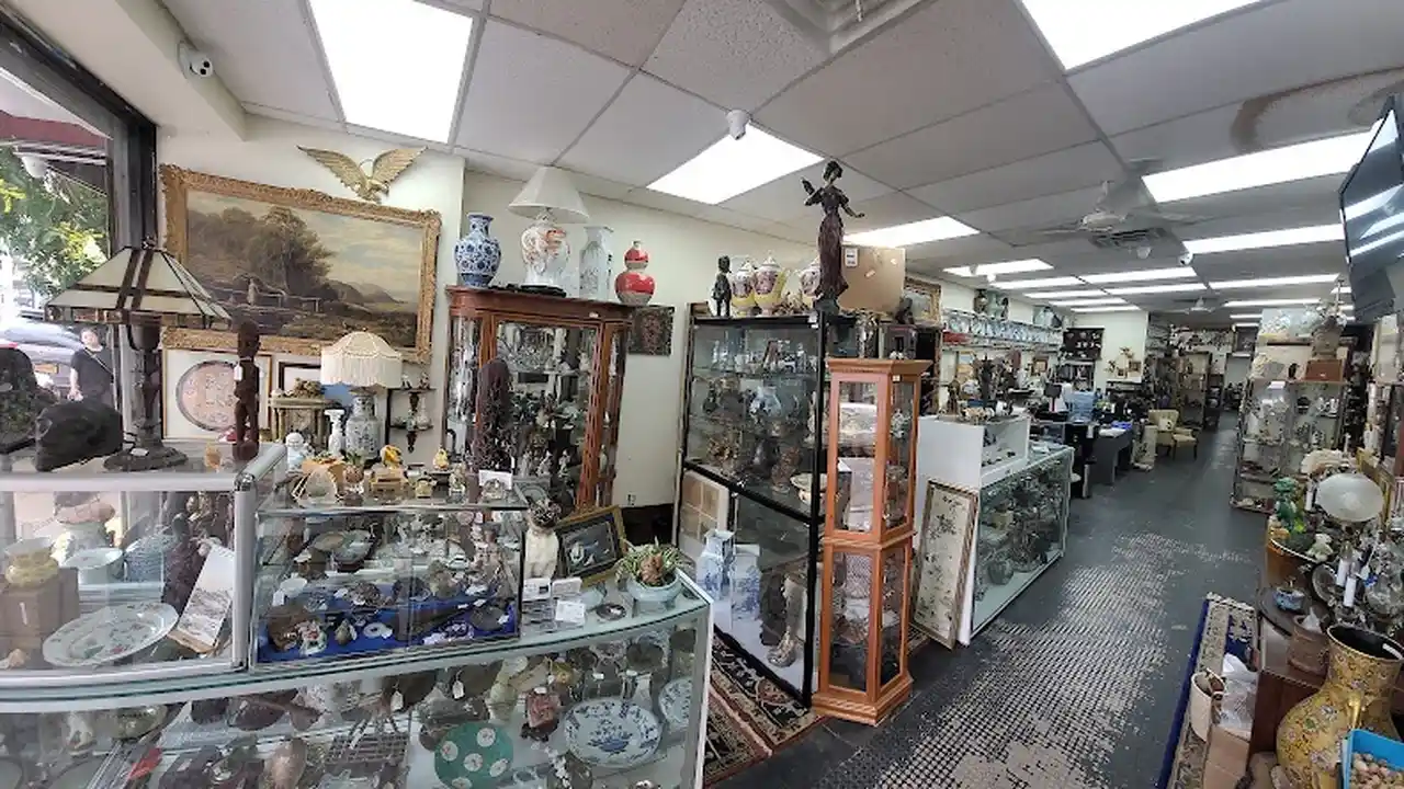 Consignment store in Flushing, New York: LUXUR FINE ART AUCTION