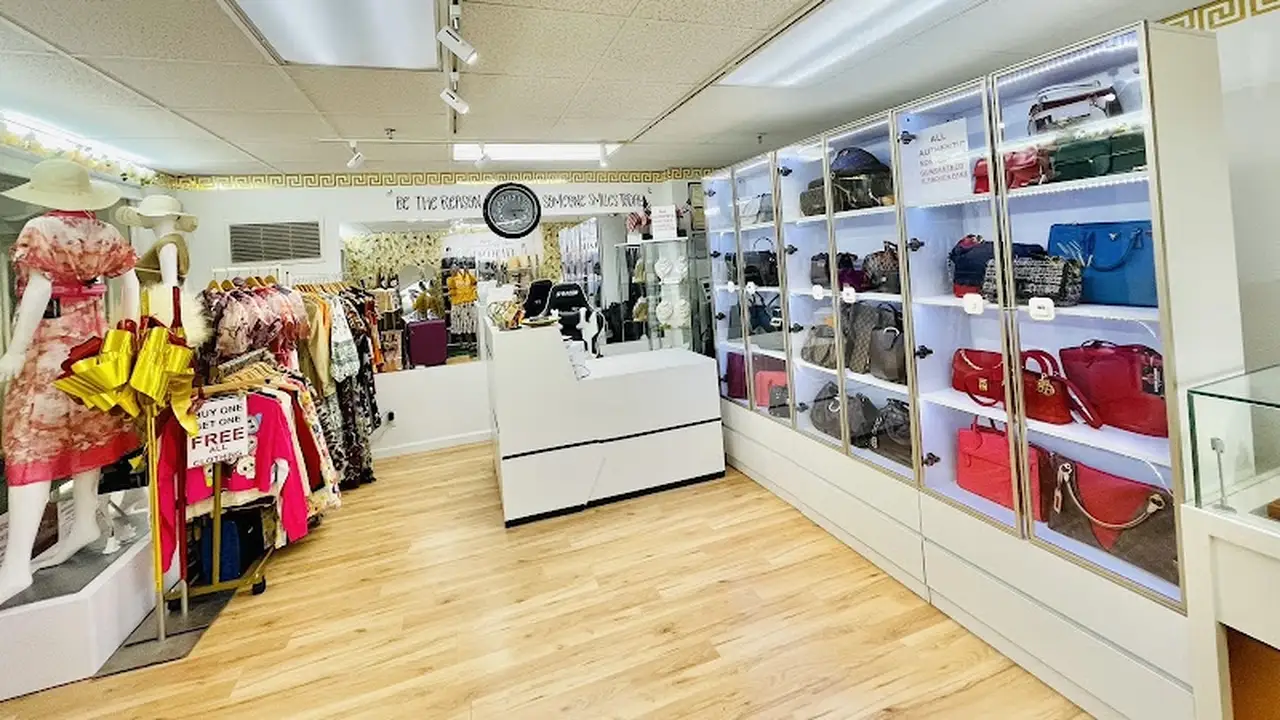Consignment store in San Francisco, California: Luxury Closet by Yoliesil