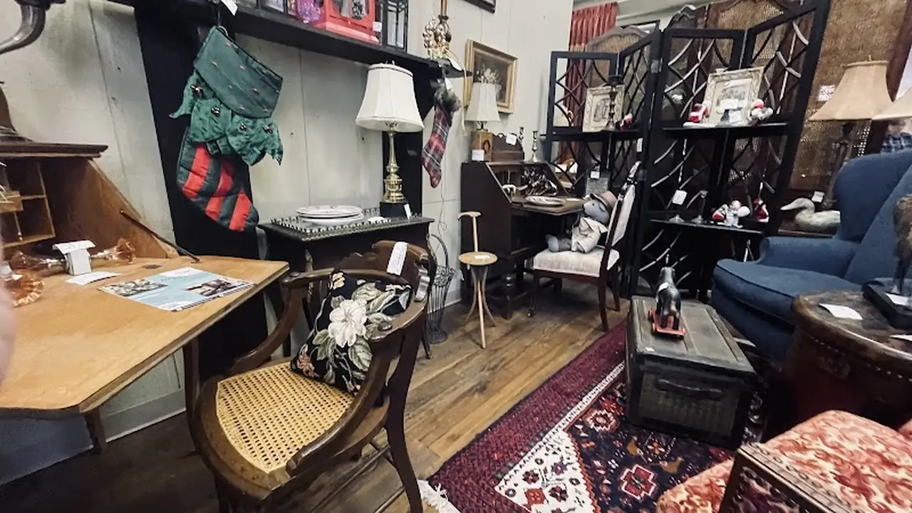 Consignment store in Blowing Rock, North Carolina: MacHouse Designs Consignment