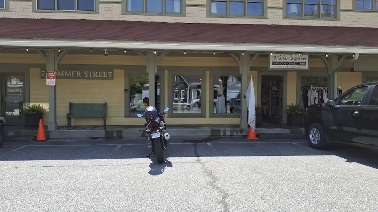 Consignment store in Manchester-by-the-Sea, Massachusetts: Madam Had'em Boutique Consignment